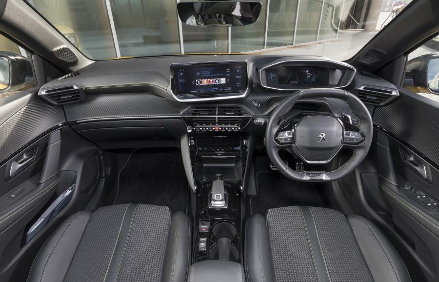 Торпедо Peugeot 208 GT-Line 2019 года  (UK) (фото 15 из 16)